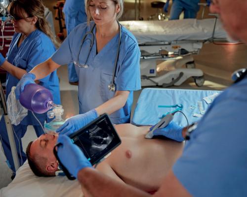 SonoSite iViz手持式超聲儀適合用戶的手掌。 在床邊和現(xiàn)場惡劣的臨床環(huán)境中，它都能提供快速解答。 它結(jié)合了卓越的成像性能，超機動性和單手操作，同時允許操作員與同事協(xié)作并共享信息。 ＃RSNA19 #RSNA＃RSNA2019 #POCUS